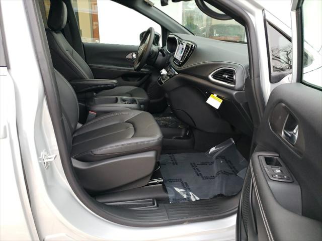 2026 Chrysler Pacifica Select AWD