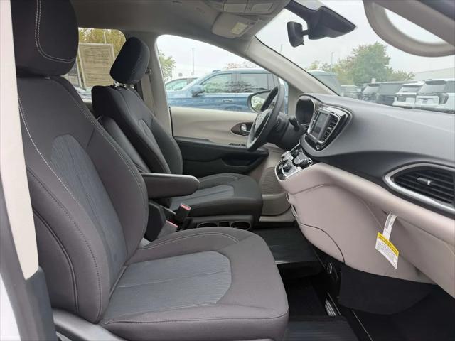 2024 Chrysler Voyager LX