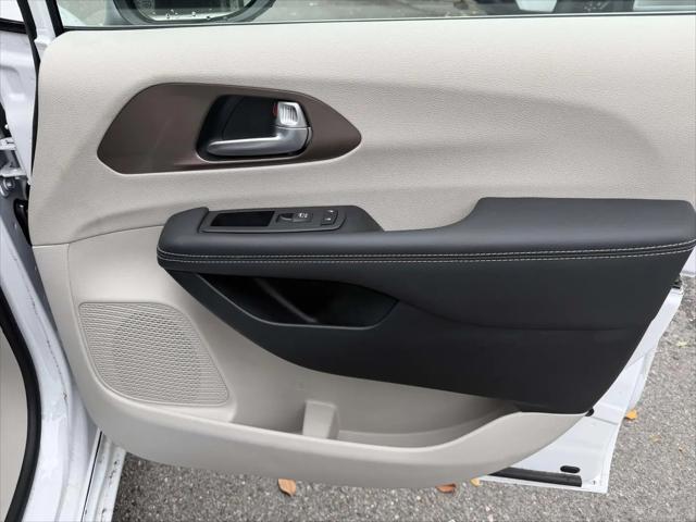 2024 Chrysler Voyager LX