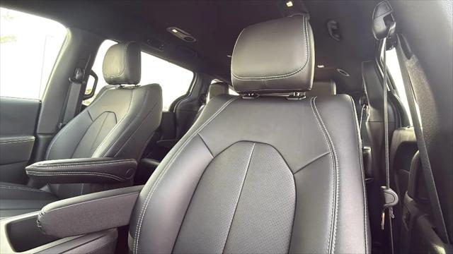 2026 Chrysler Pacifica Select AWD