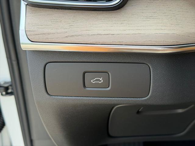 2026 Volvo XC90 Plus, B6 AWD Gas mild hybrid, Gasoline, Bright, 7 Seats