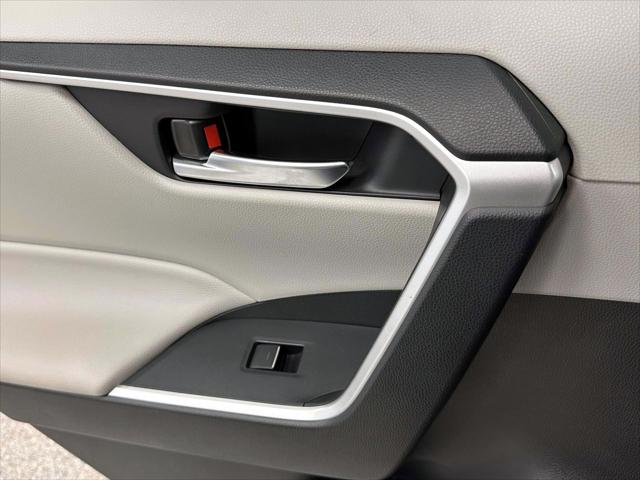 2022 Toyota RAV4 Hybrid XLE [17]