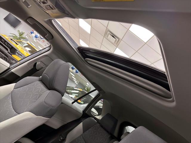 2022 Toyota RAV4 Hybrid XLE [27]