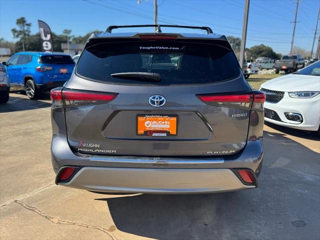 2022 Toyota Highlander Hybrid Platinum