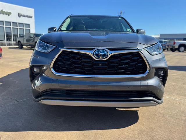 2022 Toyota Highlander Hybrid Platinum