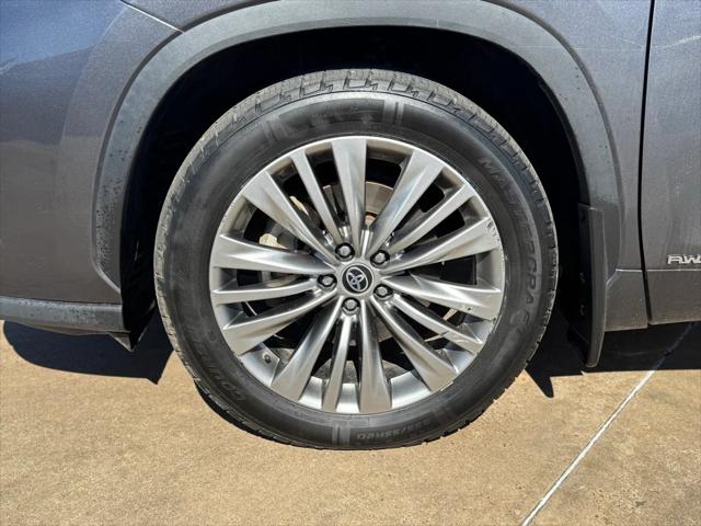 2022 Toyota Highlander Hybrid Platinum