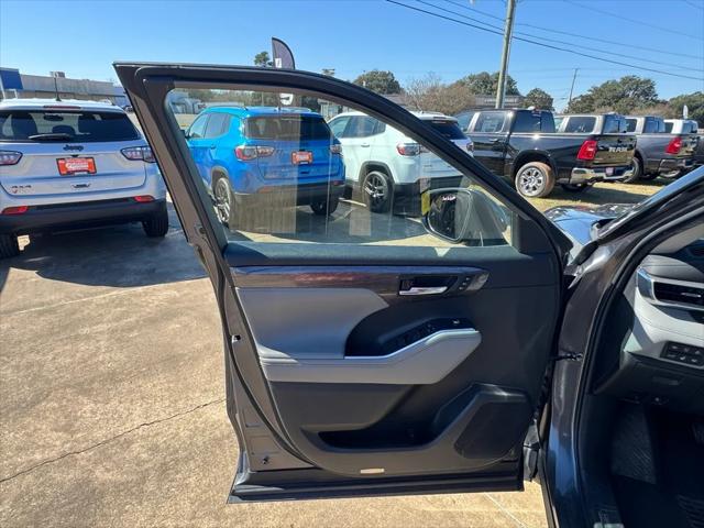 2022 Toyota Highlander Hybrid Platinum