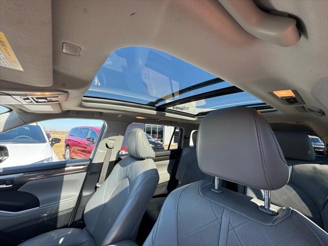 2022 Toyota Highlander Hybrid Platinum