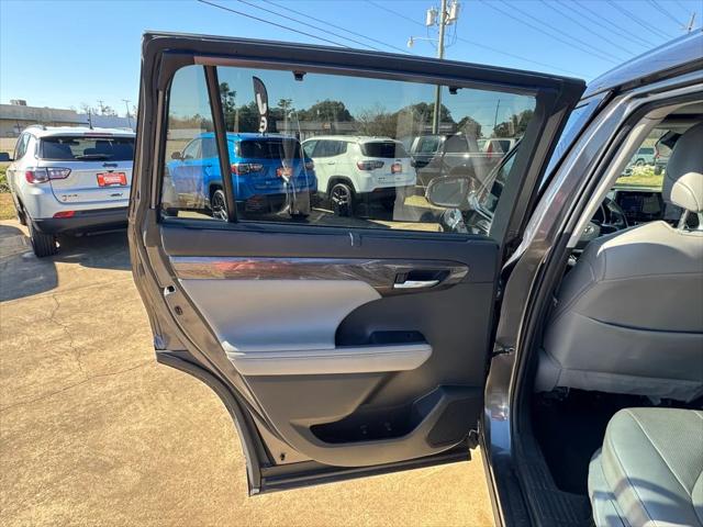 2022 Toyota Highlander Hybrid Platinum