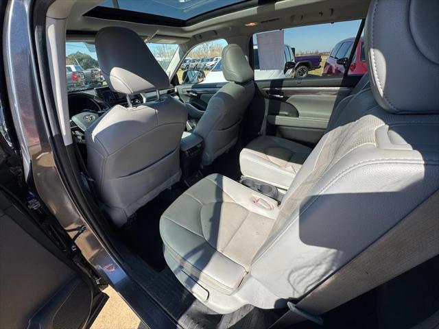 2022 Toyota Highlander Hybrid Platinum