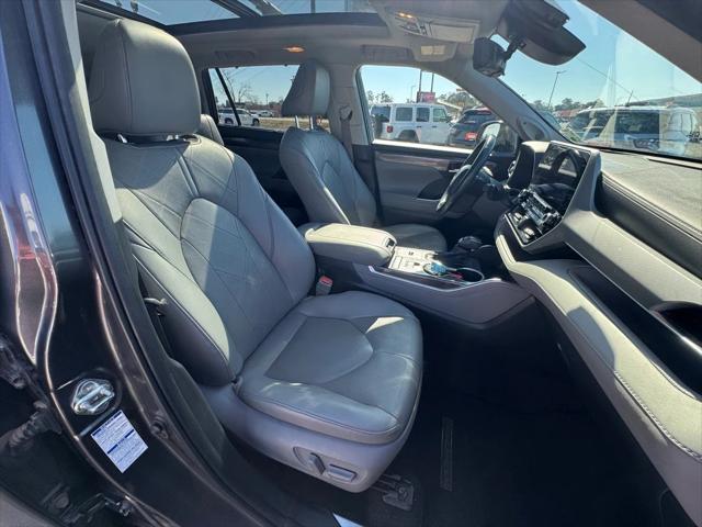 2022 Toyota Highlander Hybrid Platinum