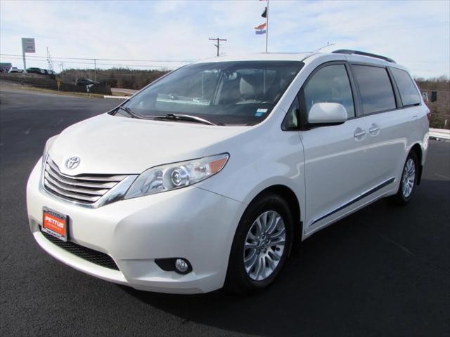 2017 Toyota Sienna XLE Premium 8 Passenger