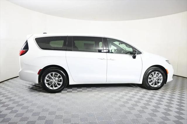 2026 Chrysler Pacifica Select AWD