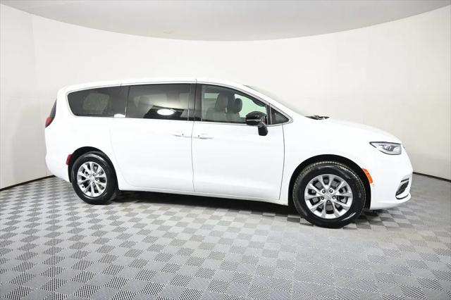 2026 Chrysler Pacifica Select AWD