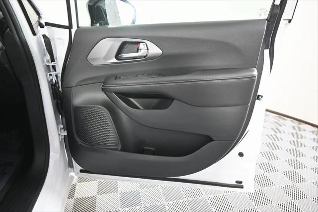 2026 Chrysler Pacifica Select AWD