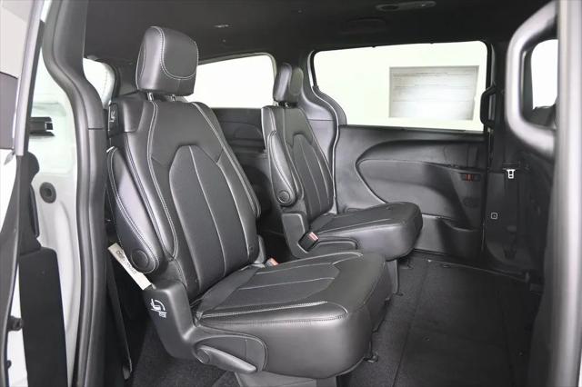 2026 Chrysler Pacifica Select AWD