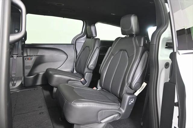2026 Chrysler Pacifica Select AWD