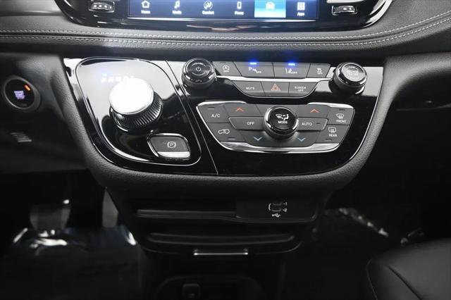 2026 Chrysler Pacifica Select AWD
