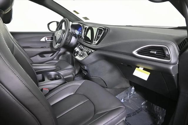 2026 Chrysler Pacifica Select AWD