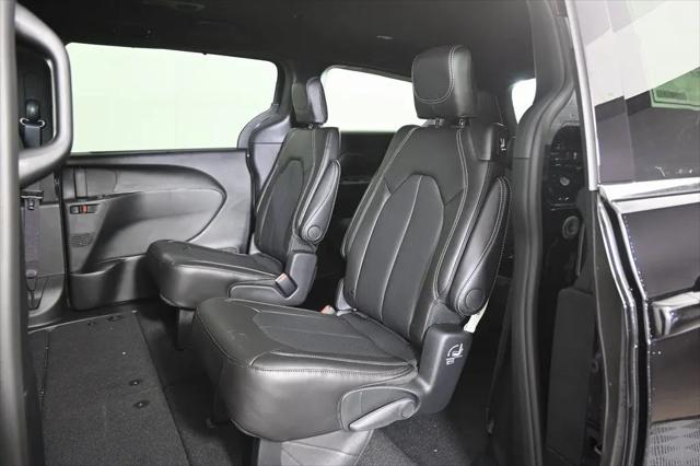 2026 Chrysler Pacifica Select AWD