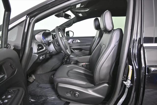 2026 Chrysler Pacifica Select AWD