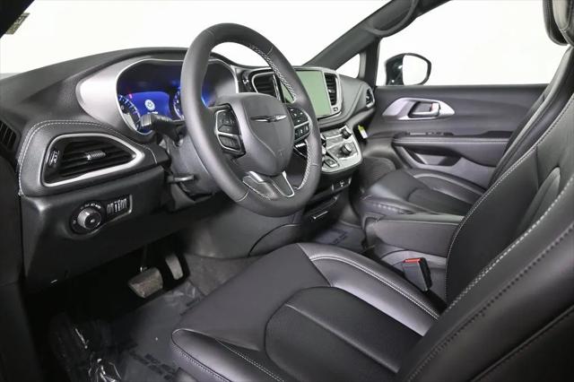 2026 Chrysler Pacifica Select AWD