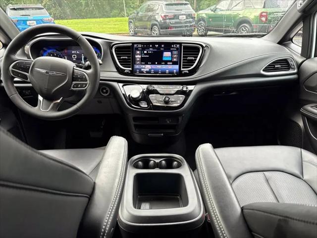2026 Chrysler Pacifica Select AWD