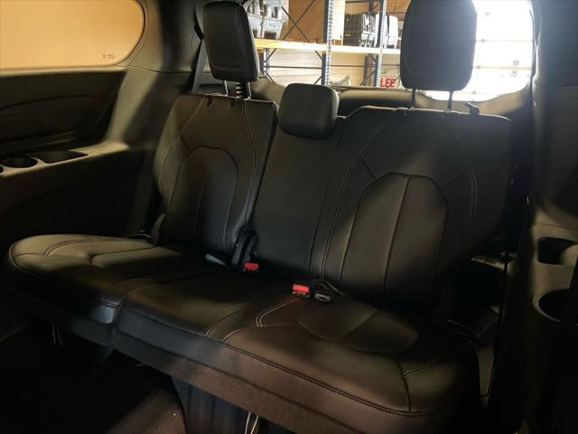 2026 Chrysler Pacifica Select AWD