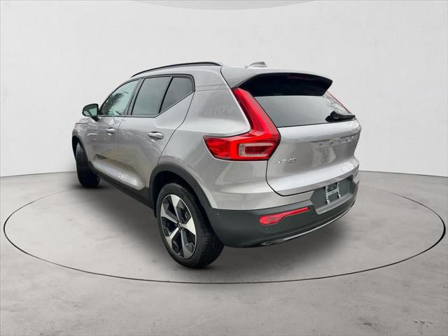 2026 Volvo XC40 Plus, B5 AWD Gas (mild hybrid), Dark