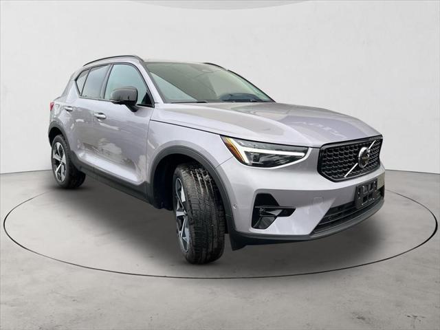 2026 Volvo XC40 Plus, B5 AWD Gas (mild hybrid), Dark