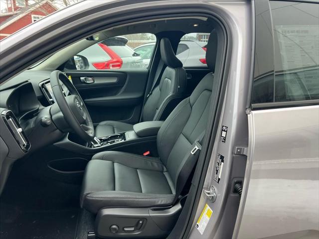 2026 Volvo XC40 Plus, B5 AWD Gas (mild hybrid), Dark