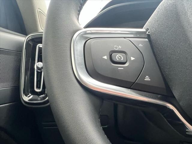 2026 Volvo XC40 Plus, B5 AWD Gas (mild hybrid), Dark