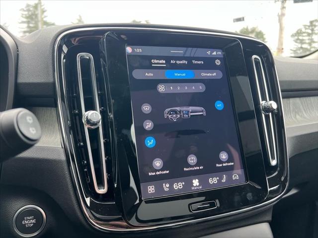 2026 Volvo XC40 Plus, B5 AWD Gas (mild hybrid), Dark