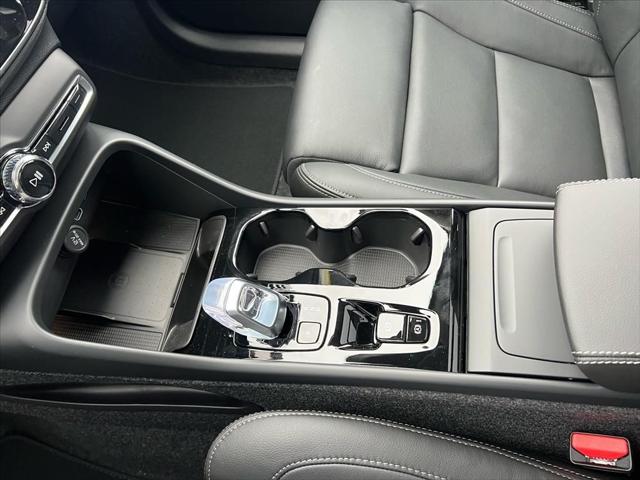 2026 Volvo XC40 Plus, B5 AWD Gas (mild hybrid), Dark