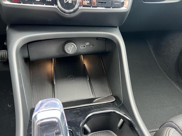 2026 Volvo XC40 Plus, B5 AWD Gas (mild hybrid), Dark