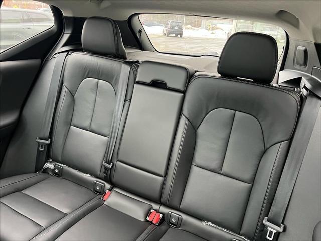 2026 Volvo XC40 Plus, B5 AWD Gas (mild hybrid), Dark