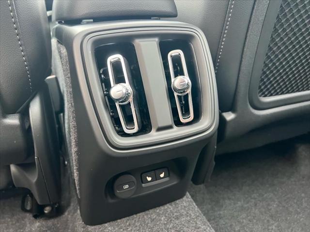 2026 Volvo XC40 Plus, B5 AWD Gas (mild hybrid), Dark