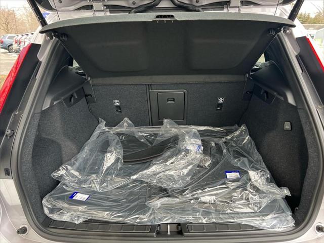 2026 Volvo XC40 Plus, B5 AWD Gas (mild hybrid), Dark