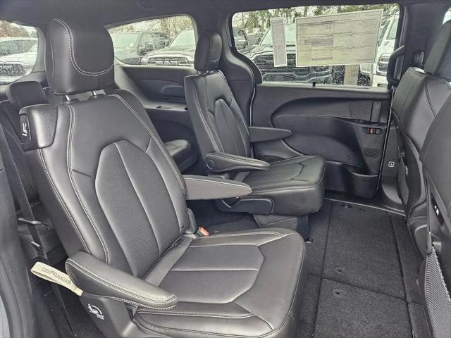 2026 Chrysler Pacifica Select AWD