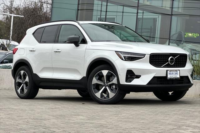 2026 Volvo XC40 Plus, B5 AWD Gas (mild hybrid), Dark