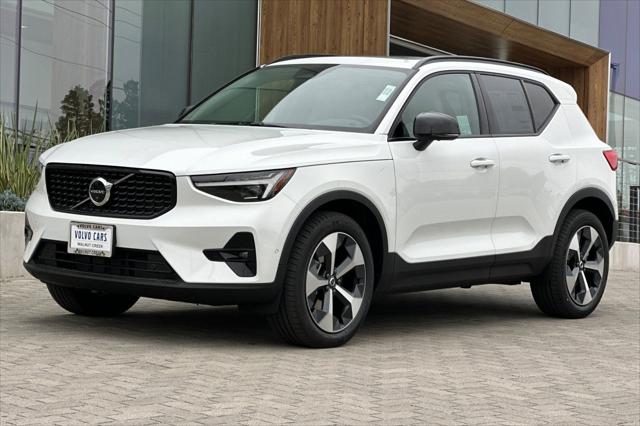 2026 Volvo XC40 Plus, B5 AWD Gas (mild hybrid), Dark
