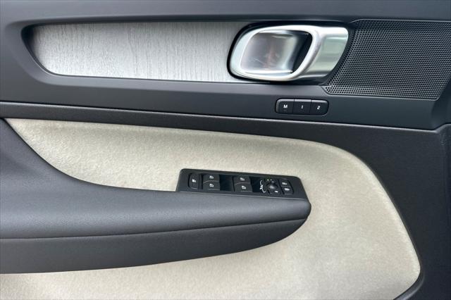 2026 Volvo XC40 Plus, B5 AWD Gas (mild hybrid), Dark