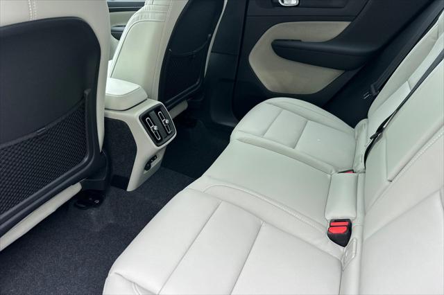 2026 Volvo XC40 Plus, B5 AWD Gas (mild hybrid), Dark