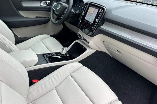 2026 Volvo XC40 Plus, B5 AWD Gas (mild hybrid), Dark