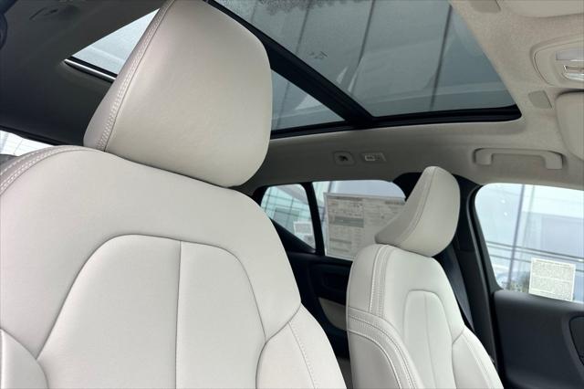 2026 Volvo XC40 Plus, B5 AWD Gas (mild hybrid), Dark