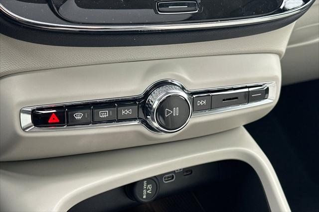 2026 Volvo XC40 Plus, B5 AWD Gas (mild hybrid), Dark
