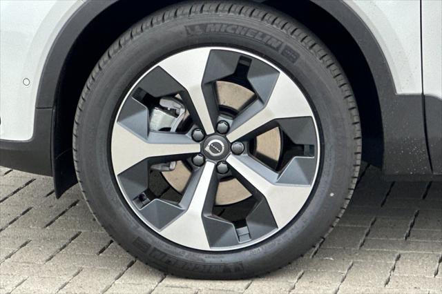 2026 Volvo XC40 Plus, B5 AWD Gas (mild hybrid), Dark