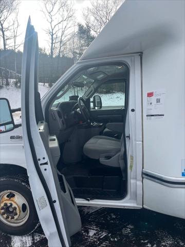 2018 Ford E-350 Cutaway Cutaway Van 2D