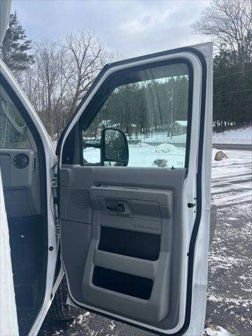 2018 Ford E-350 Cutaway Cutaway Van 2D