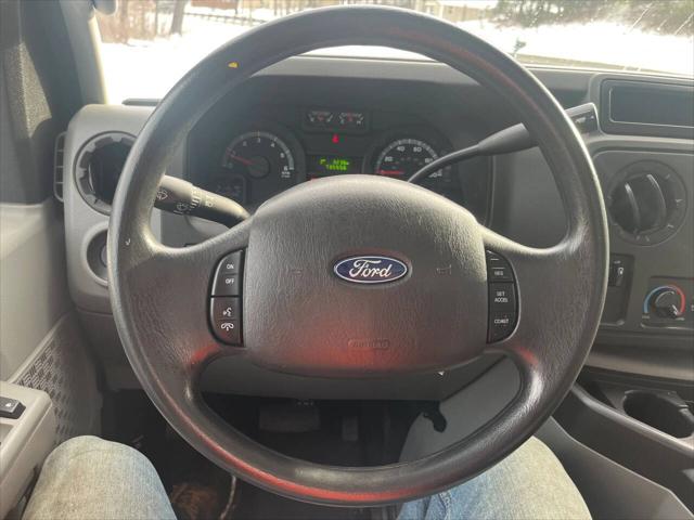2018 Ford E-350 Cutaway Cutaway Van 2D